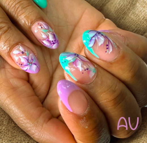 unghie con decorazioni a fiori