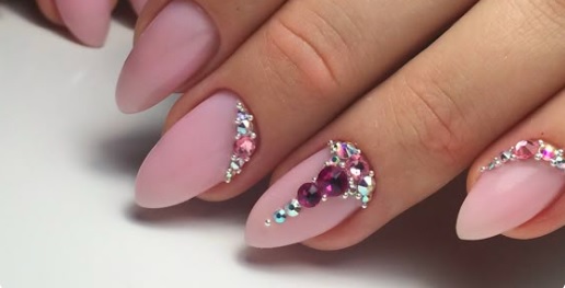 unghie con pietre